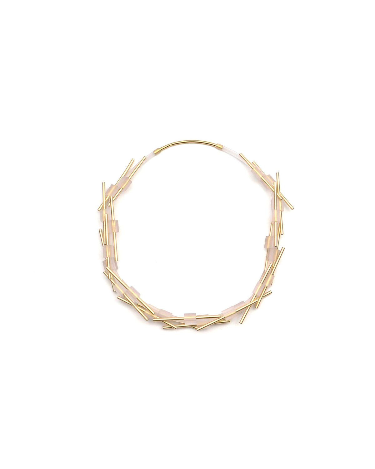 Collana Pasqua Oro in caucciù e ottone dorato, variante opaline, su fondo bianco