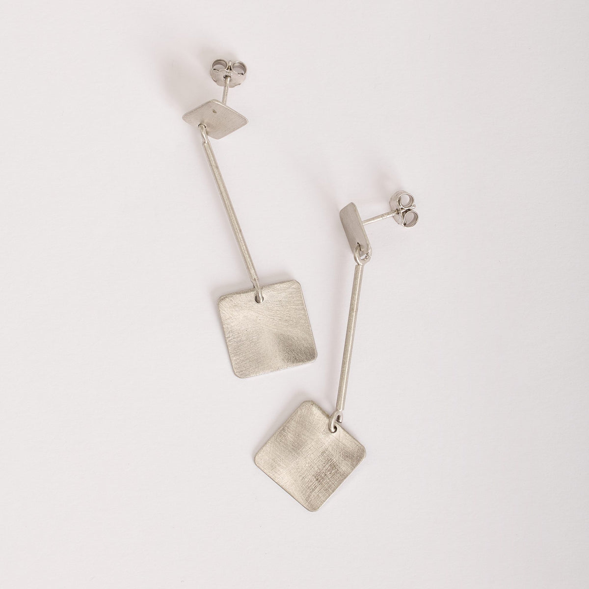 Orecchini QB 2 Rodio in argento 925, su fondo chiaro