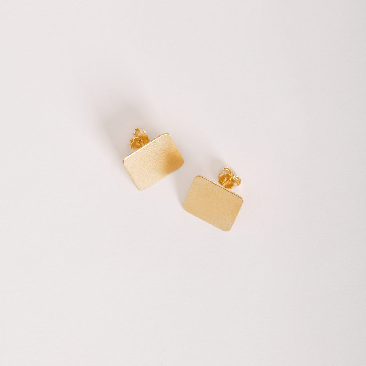 Orecchini QB Oro in argento 925, su fondo chiaro