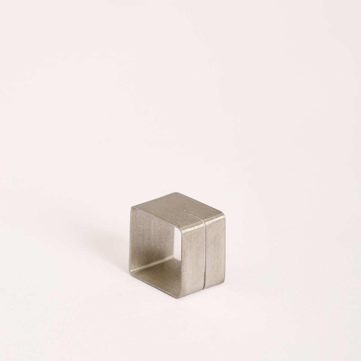 Anello QB Line Rodio in argento 925, su fondo bianco