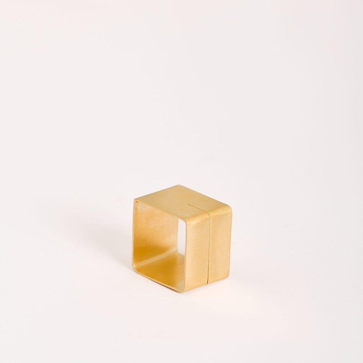 Anello QB Line Oro in argento 925, su fondo bianco