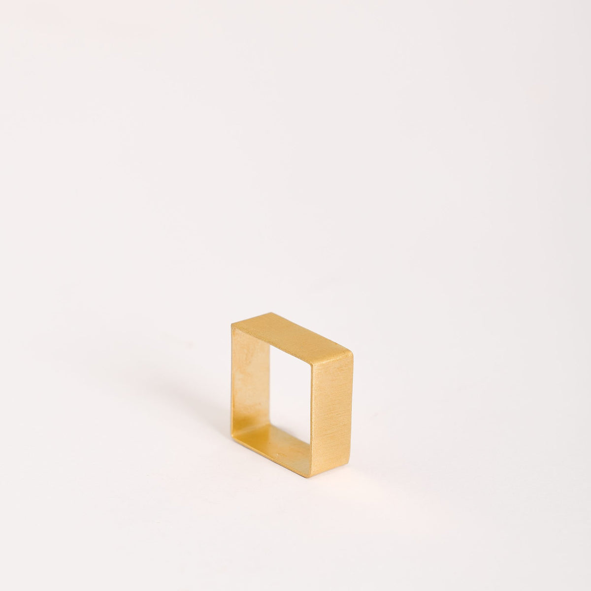 Anello QB Mini Oro in argento 925, su fondo bianco