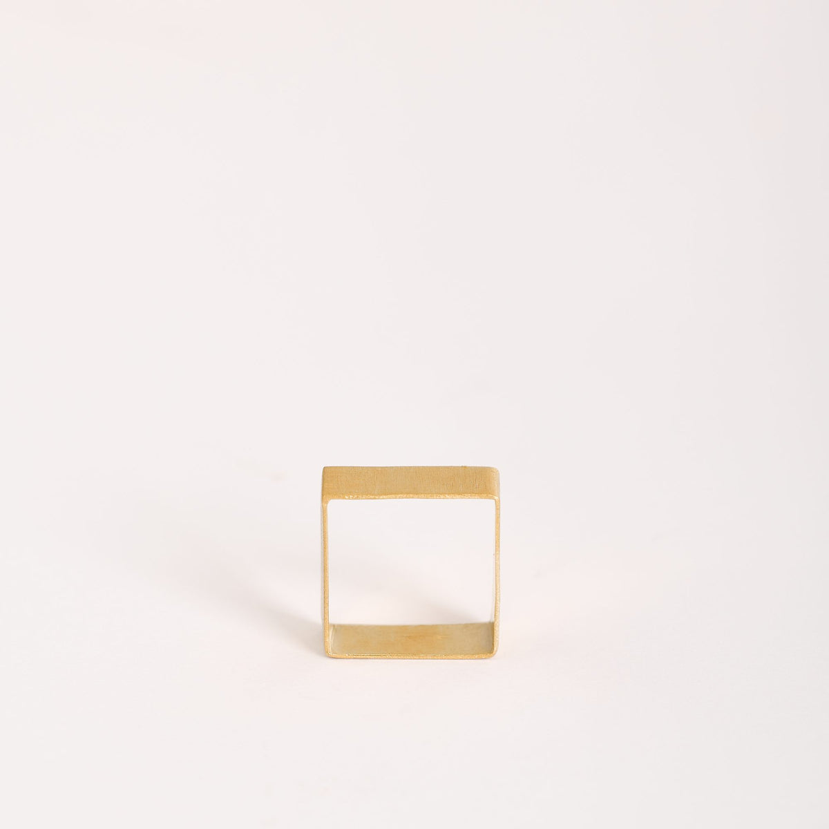 Anello QB Mini Oro in argento 925, su fondo bianco