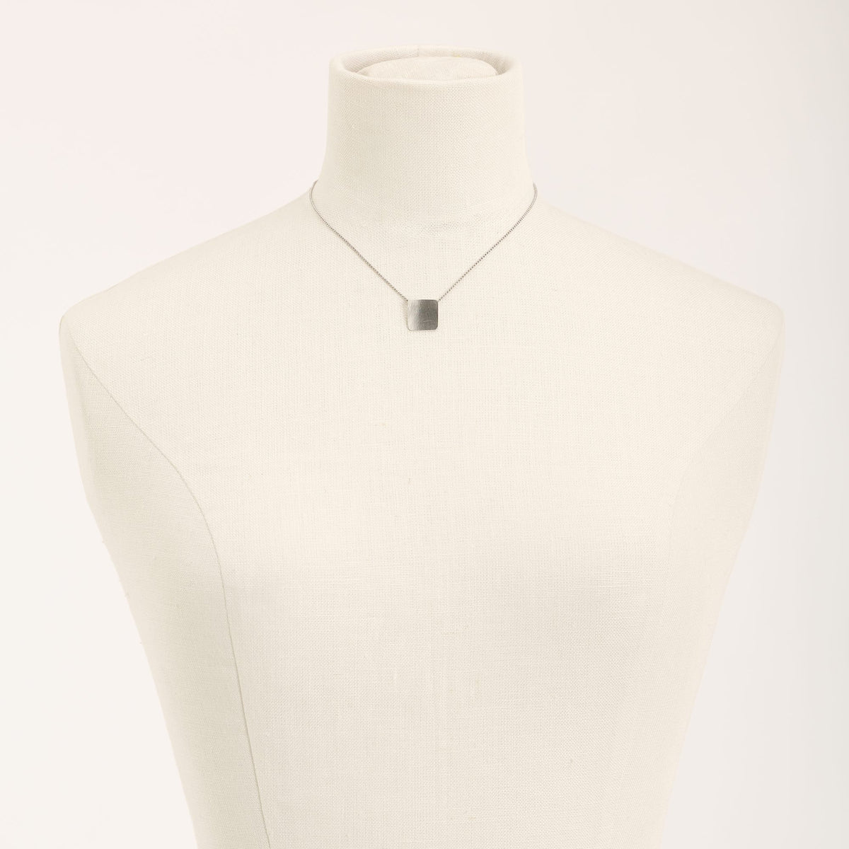 Collana QB Rodio in argento 925, su fondo chiaro
