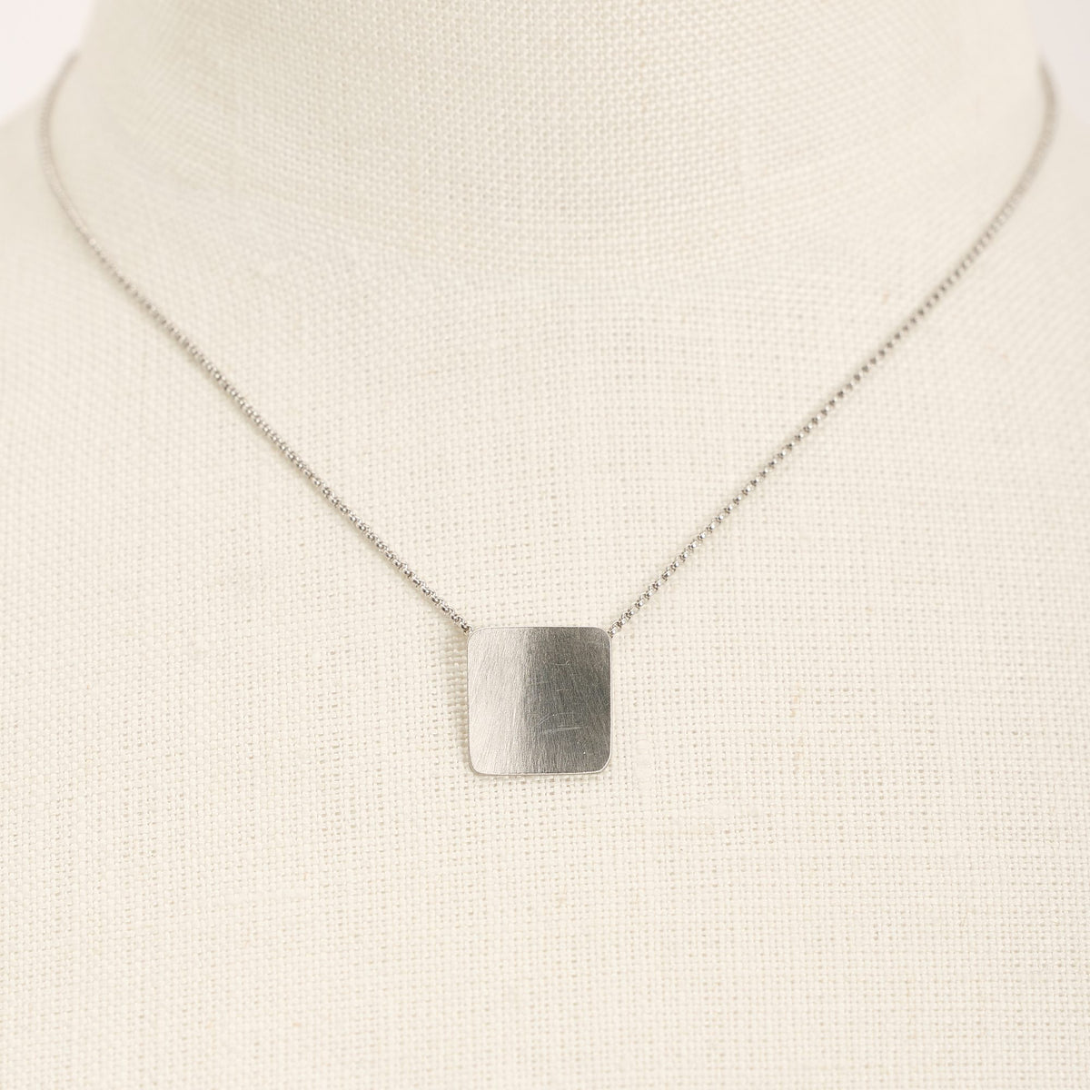Collana QB Rodio in argento 925, dettaglio ravvicinato su fondo chiaro