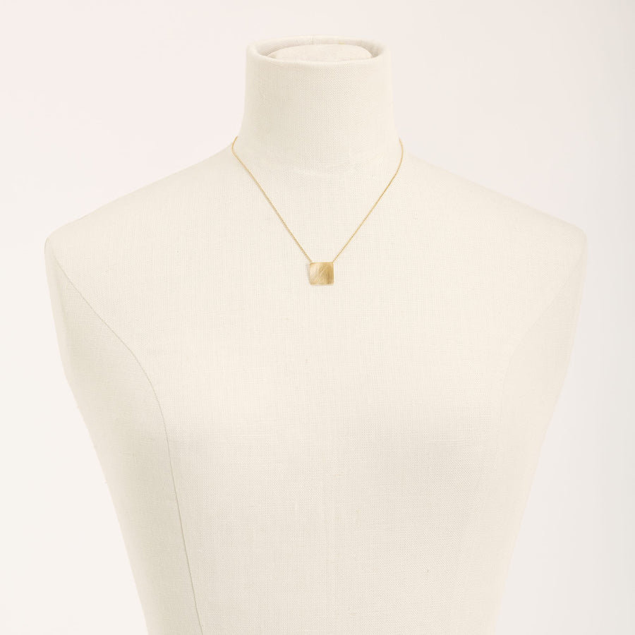 Collana QB Oro in argento 925, su fondo chiaro