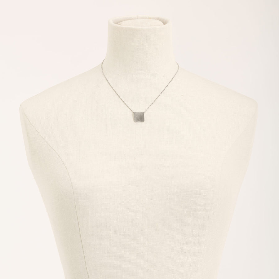 Collana QB Rodio in argento 925, su fondo chiaro