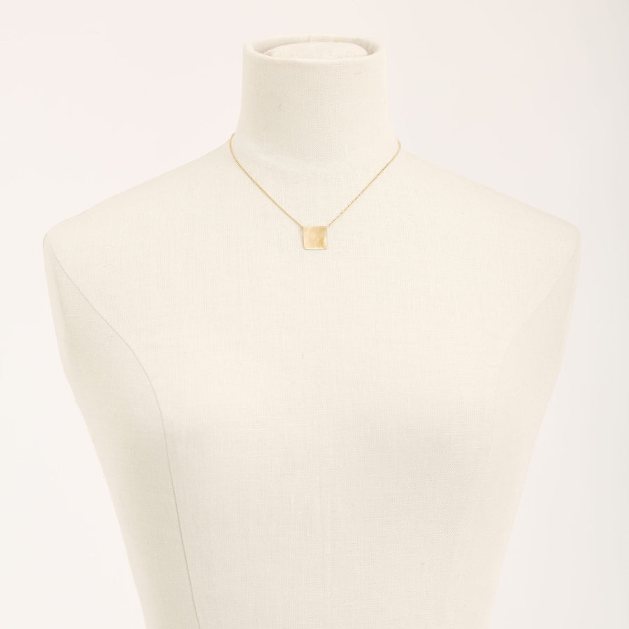 Collana QB Oro in argento 925, su fondo chiaro