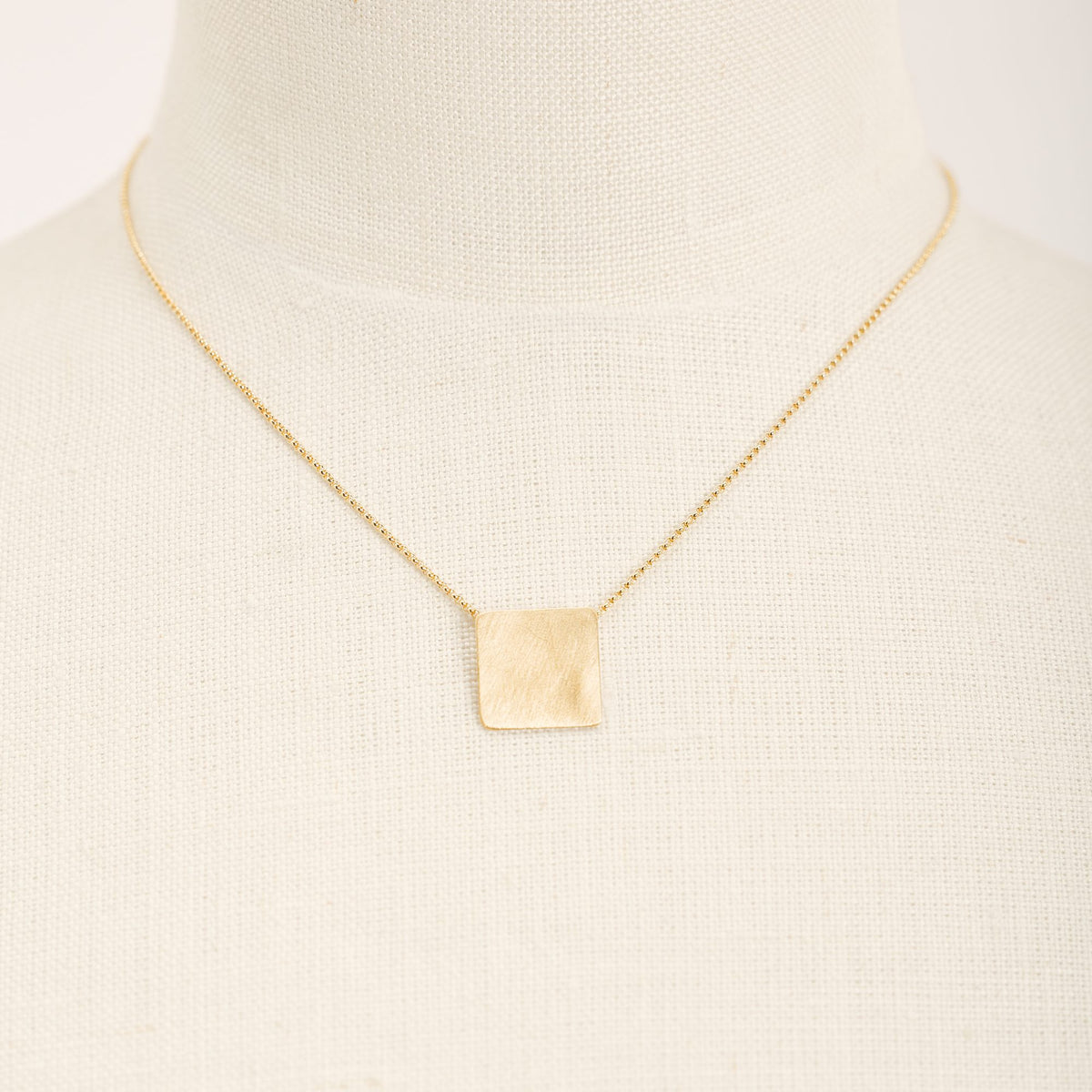 Collana QB Oro in argento 925, su fondo chiaro