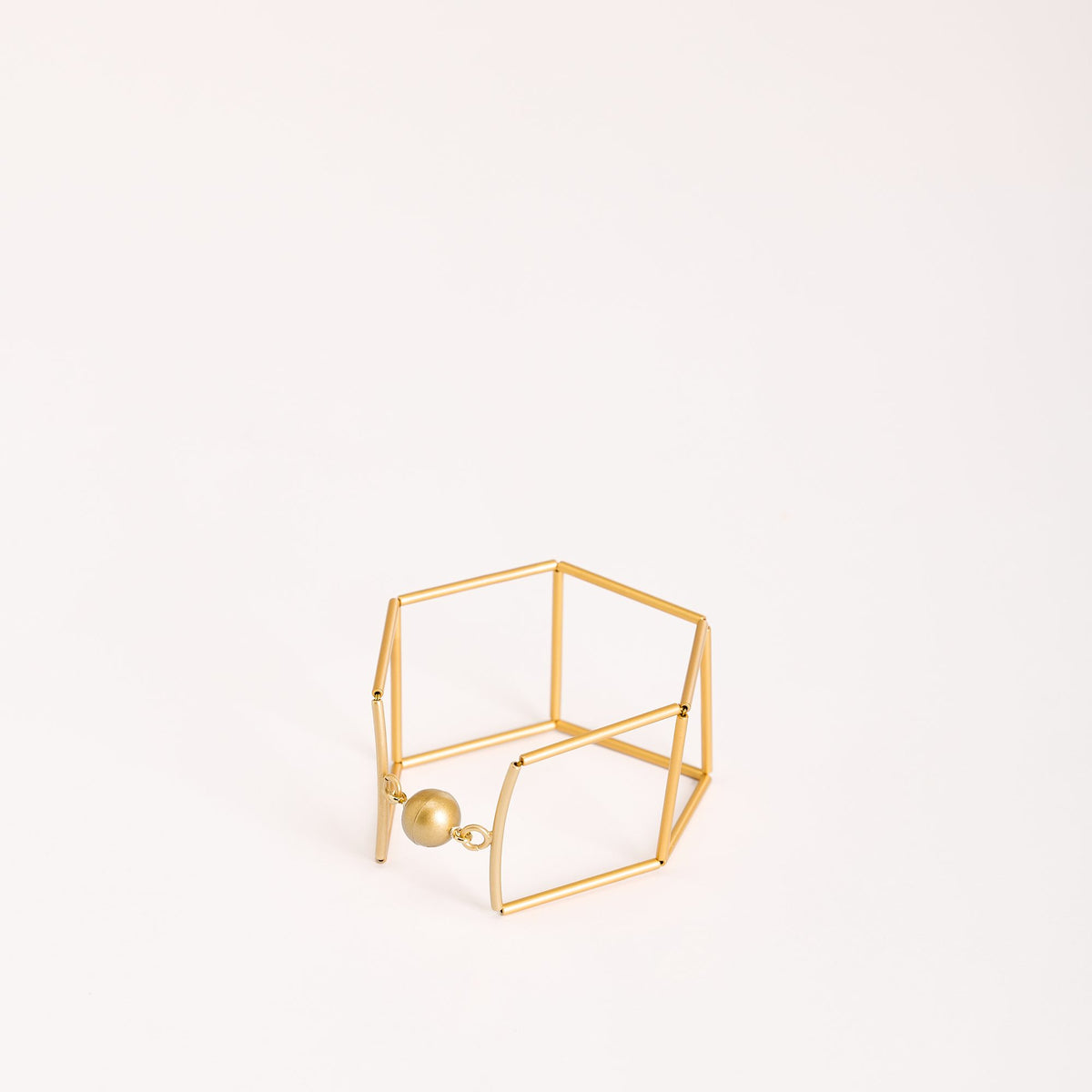 Bracciale Quadra Oro in ottone dorato e chiusura magnetica, su fondo bianco