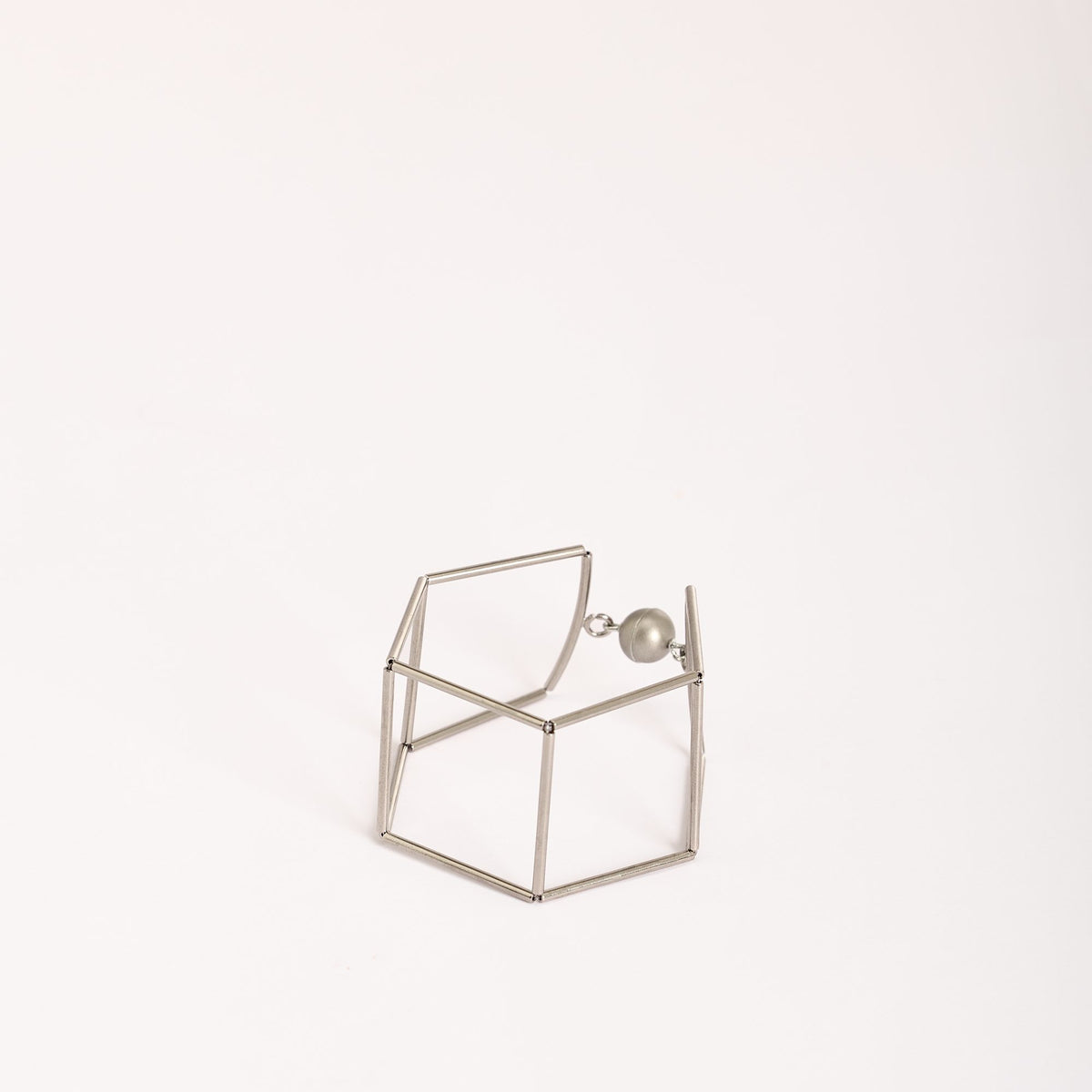 Quadra Rhodium bracelet in rhodium-plated brass with magnetic clasp, on a white background