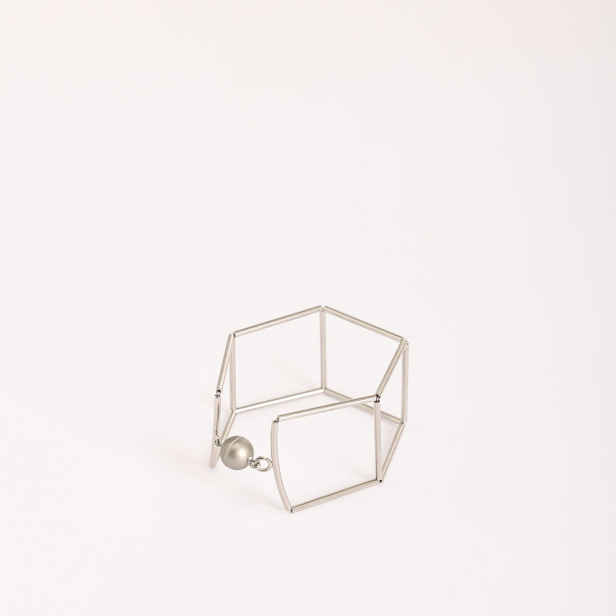 Quadra Rhodium bracelet in rhodium-plated brass with magnetic clasp, close-up detail on a white background