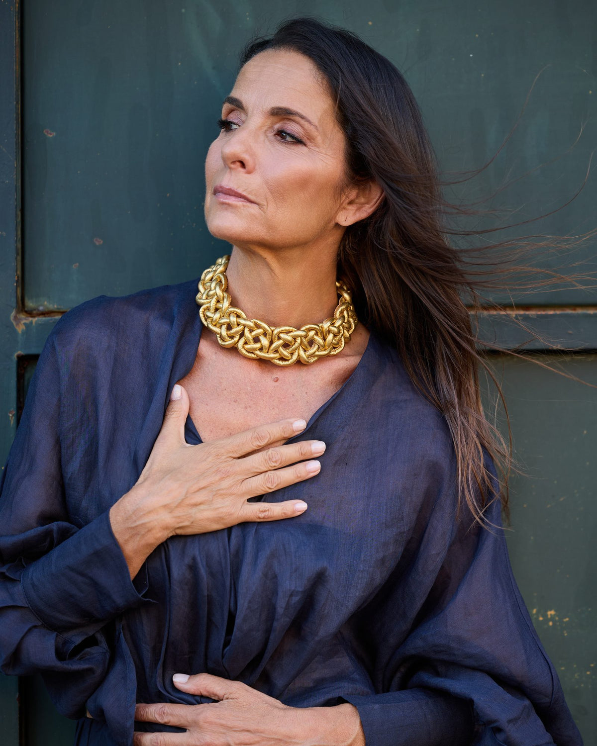 Donna con la Collana Savoia Pelle