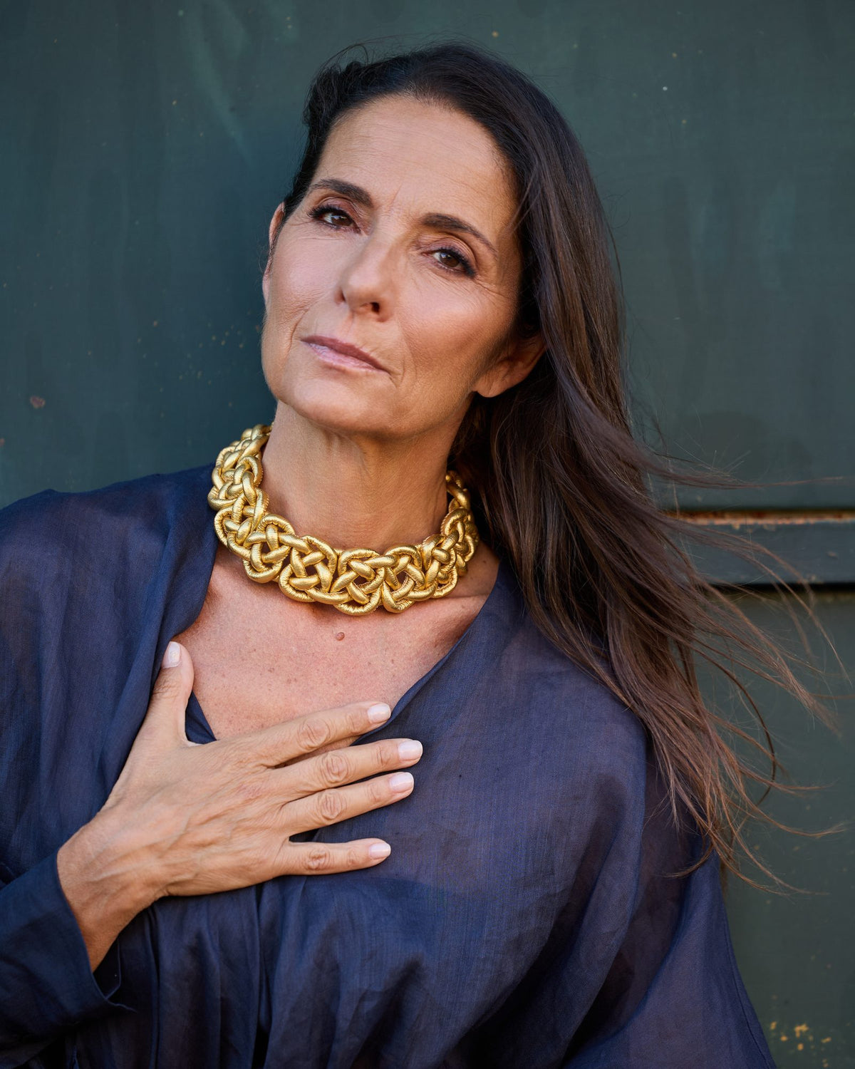 Donna con la Collana Savoia Pelle