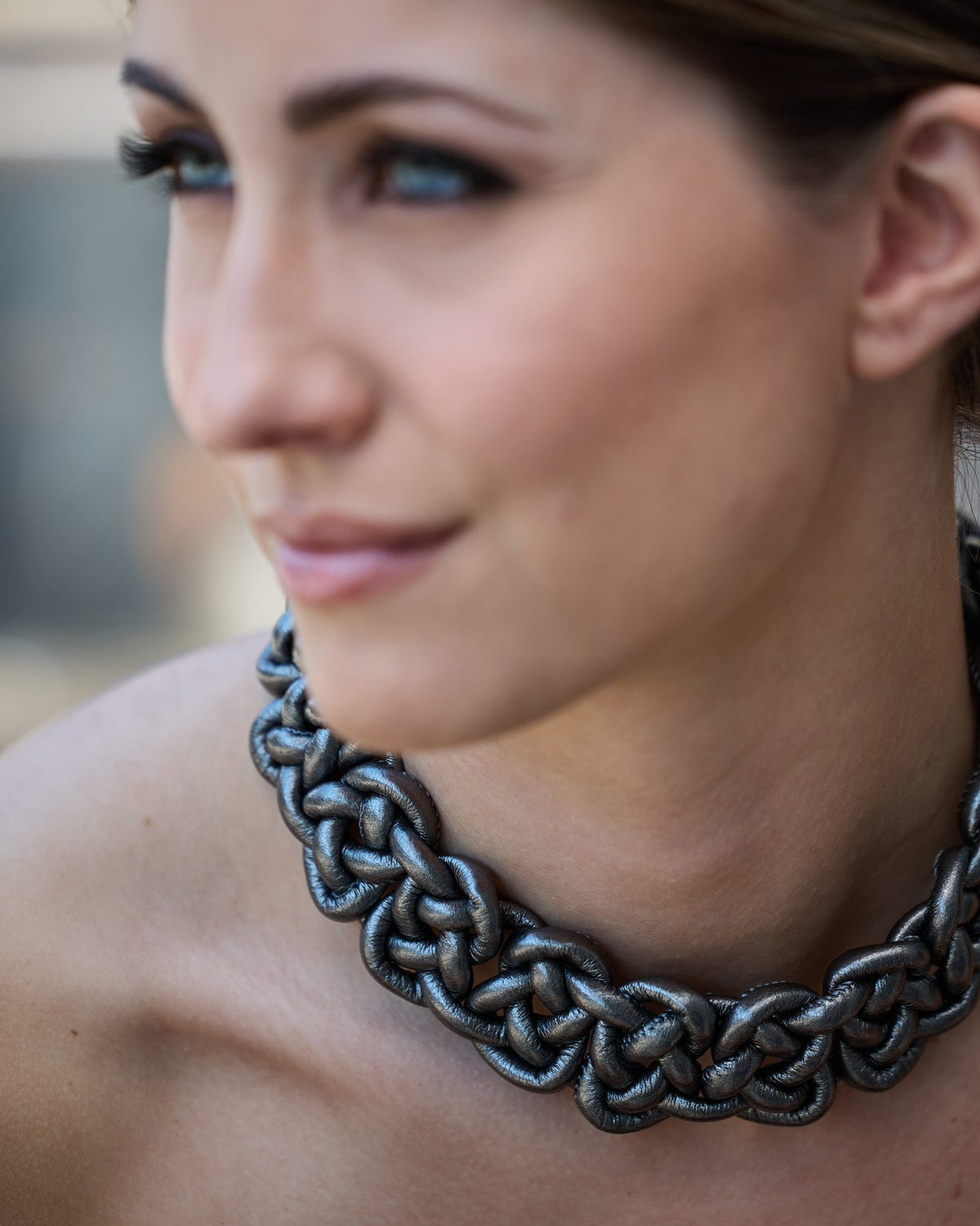 Donna con la Collana Savoia Pelle