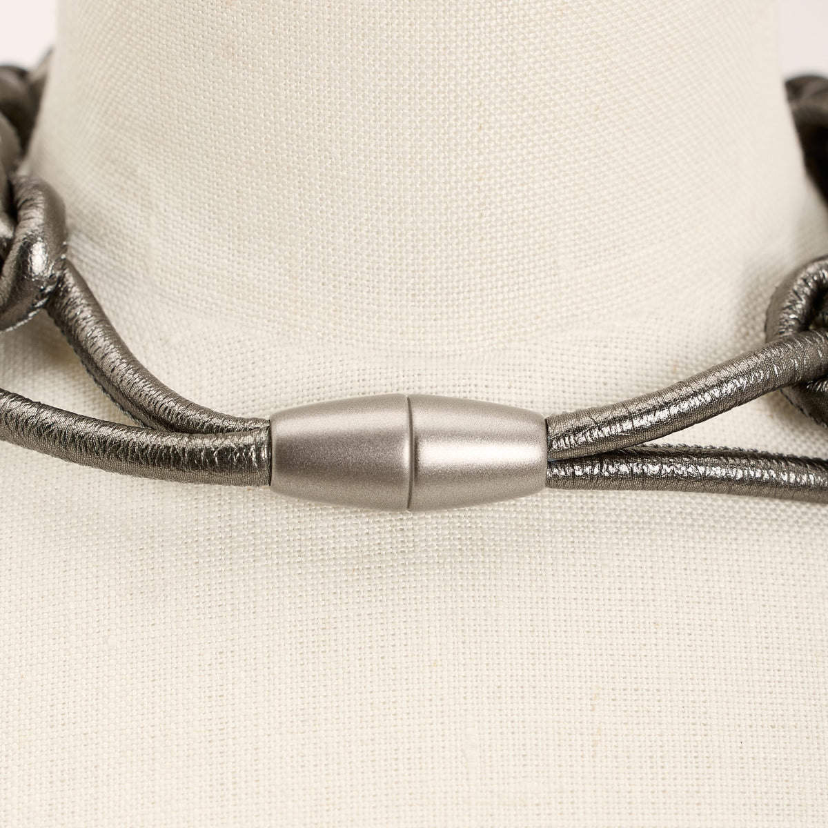 Collana Savoia Pelle, titanio