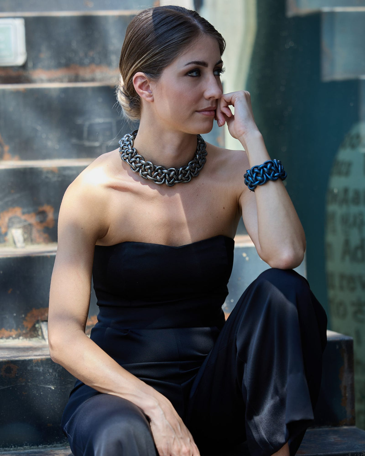 Donna con la Collana Savoia Pelle