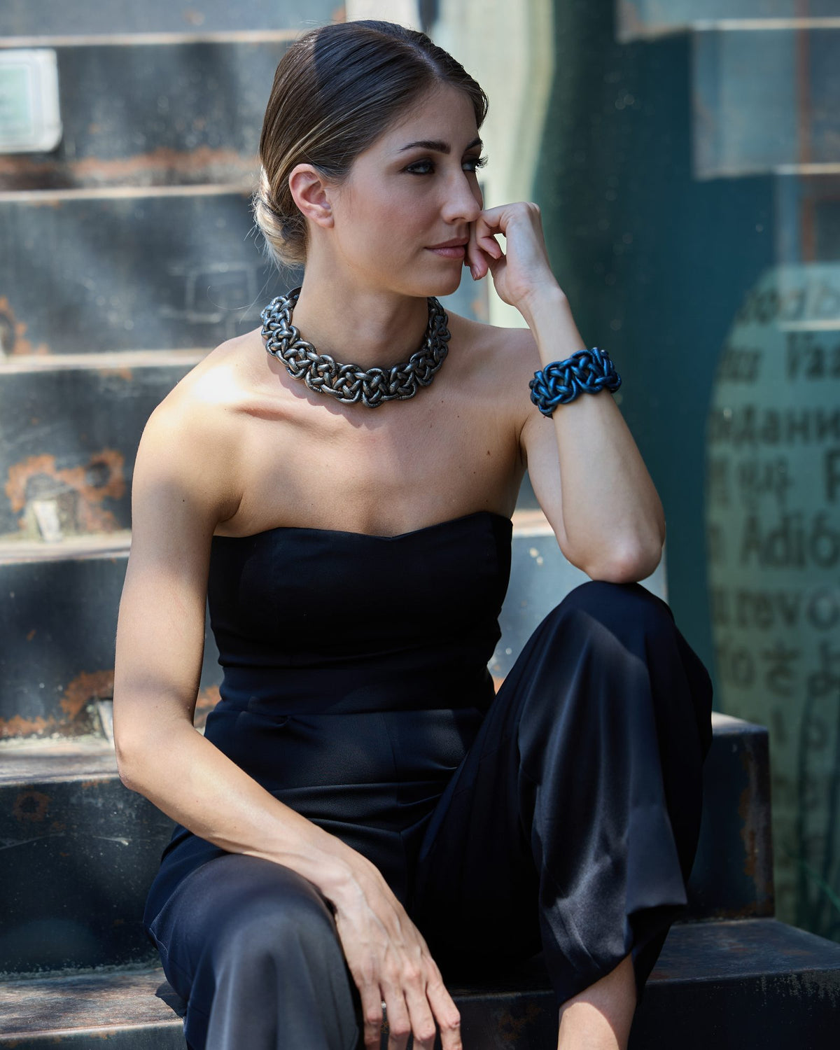Donna con la Collana Savoia Pelle