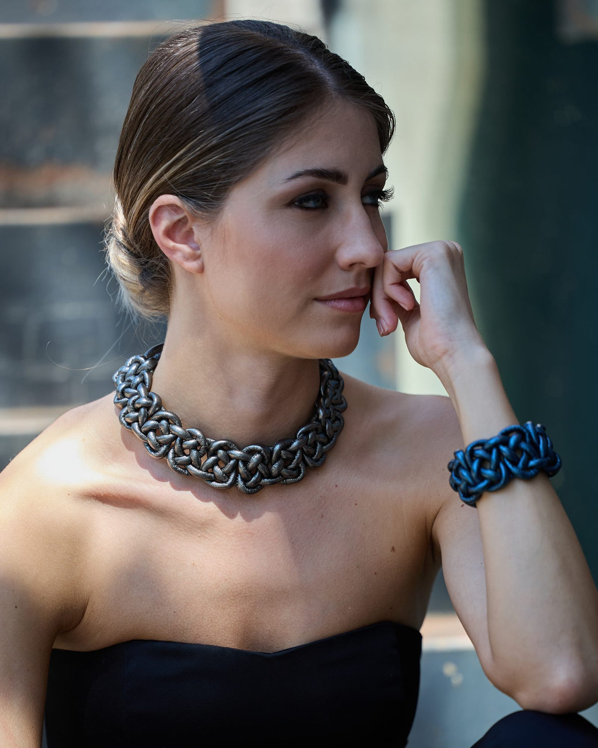 Donna con la Collana Savoia Pelle
