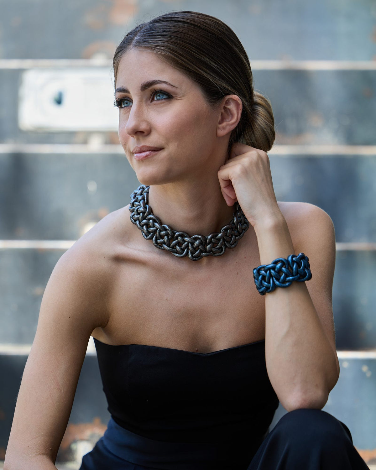 Donna con la Collana Savoia Pelle