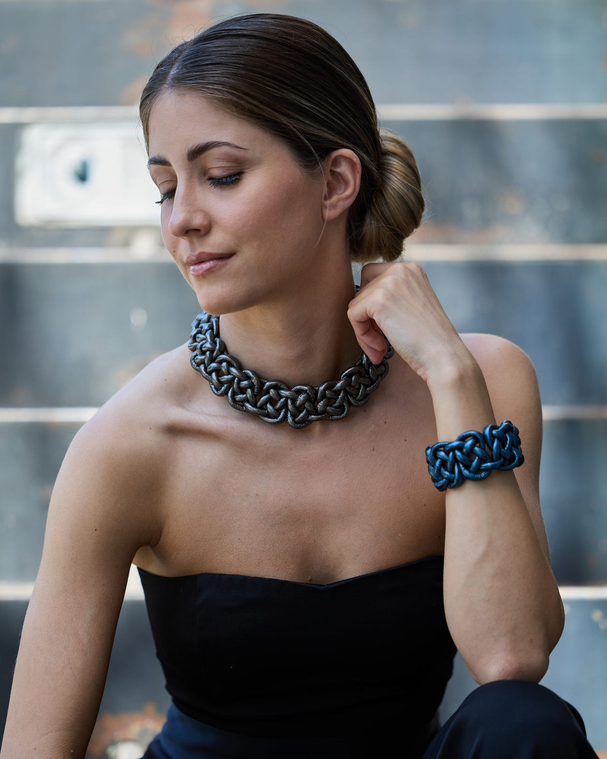 Donna con la Collana Savoia Pelle