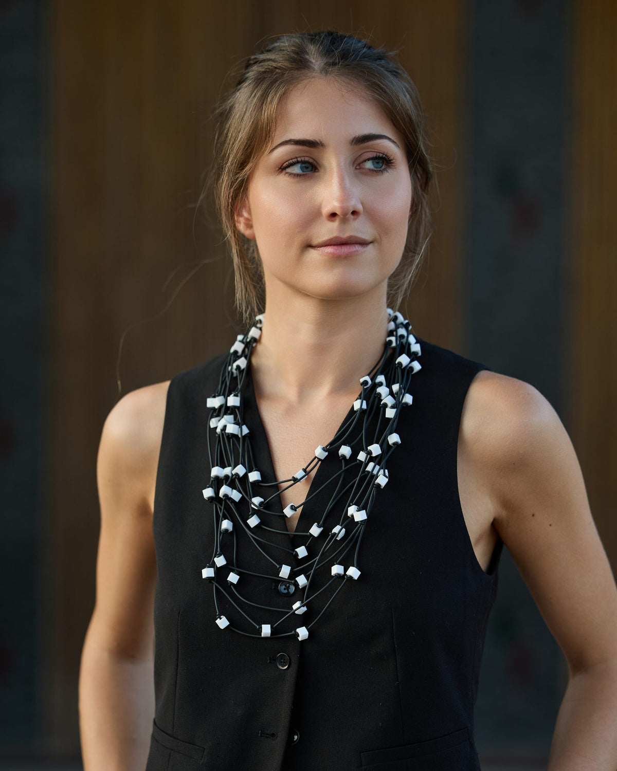 Donna con la Collana Scuba Lunga