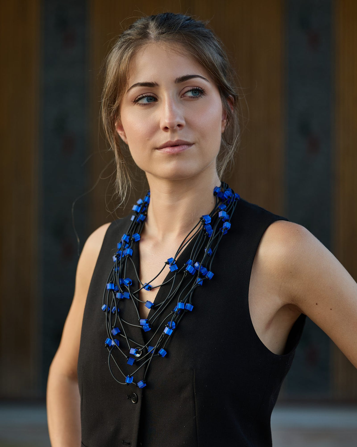 Donna con la Collana Scuba Lunga