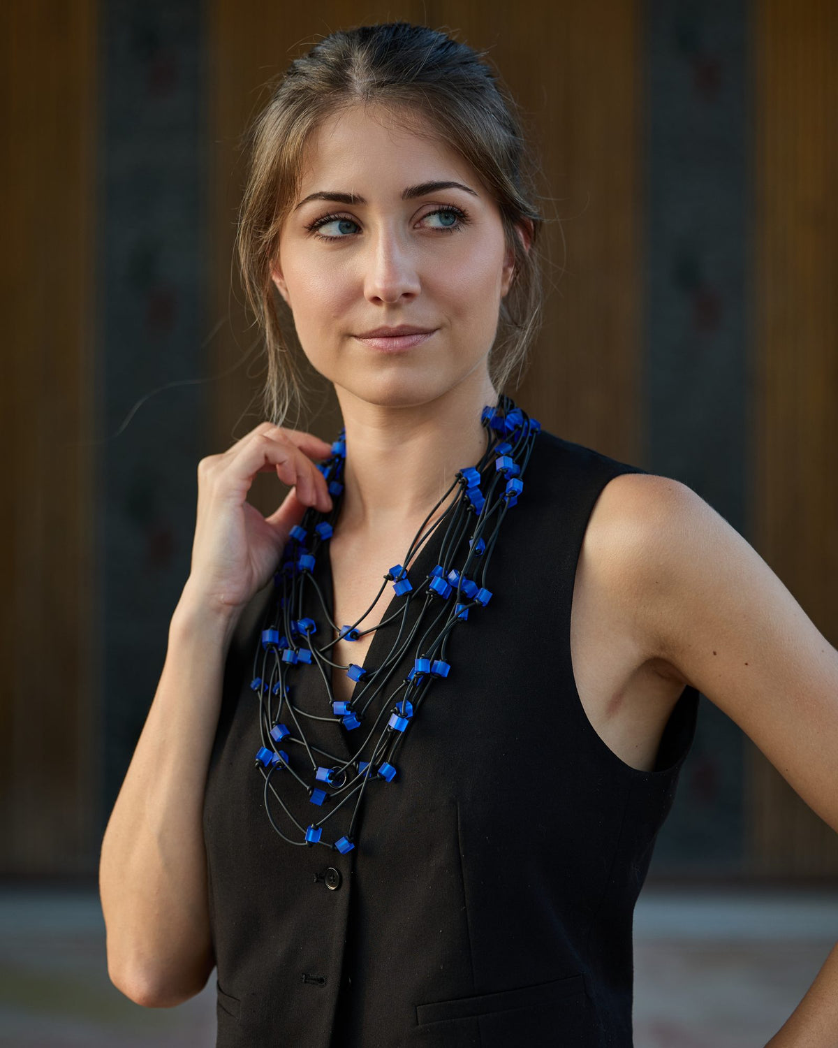 Donna con la Collana Scuba Lunga