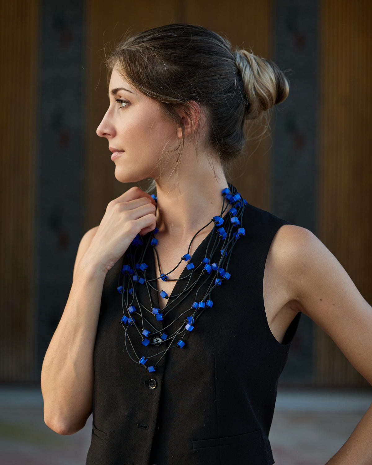 Donna con la Collana Scuba Lunga