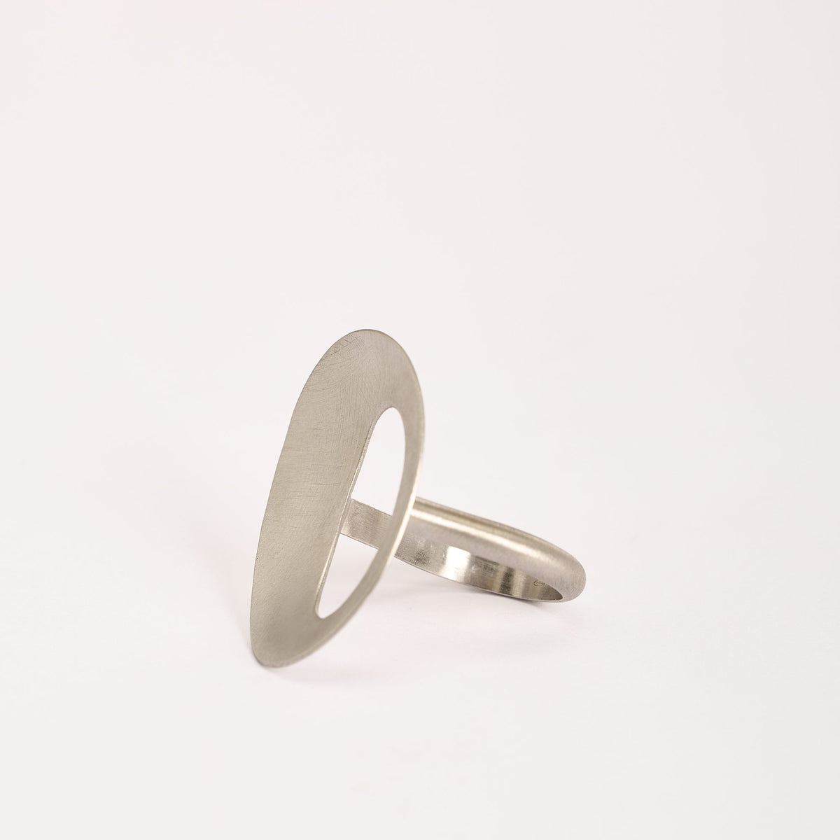 Anello Sidney Rodio in argento 925, su fondo bianco