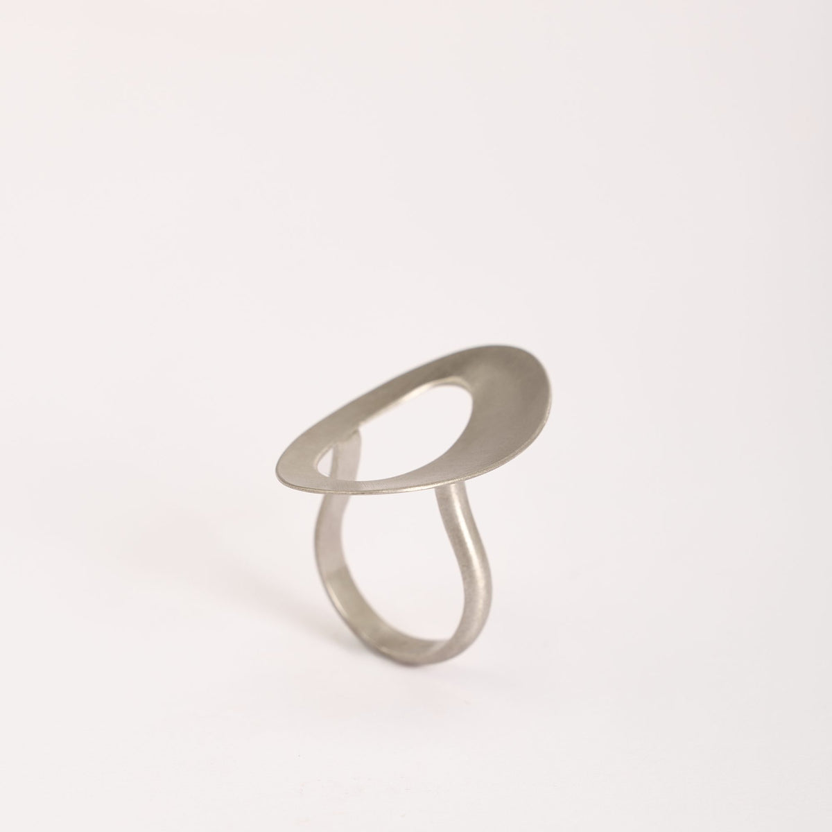 Anello Sidney Rodio in argento 925, su fondo bianco