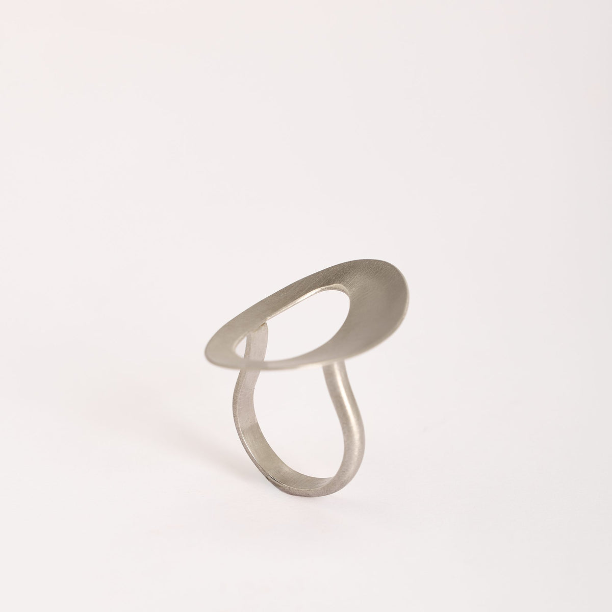 Anello Sidney Rodio in argento 925, su fondo bianco