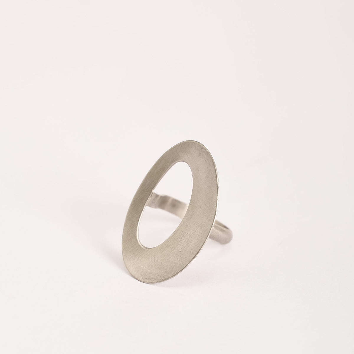 Anello Sidney Rodio in argento 925, su fondo bianco