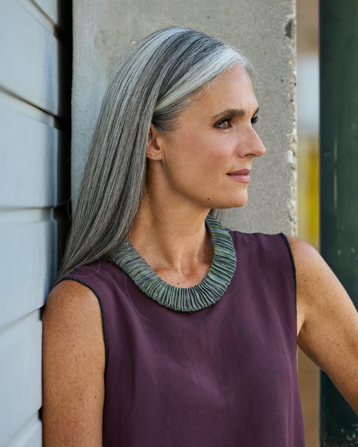 Woman wearing Sintesi Necklace