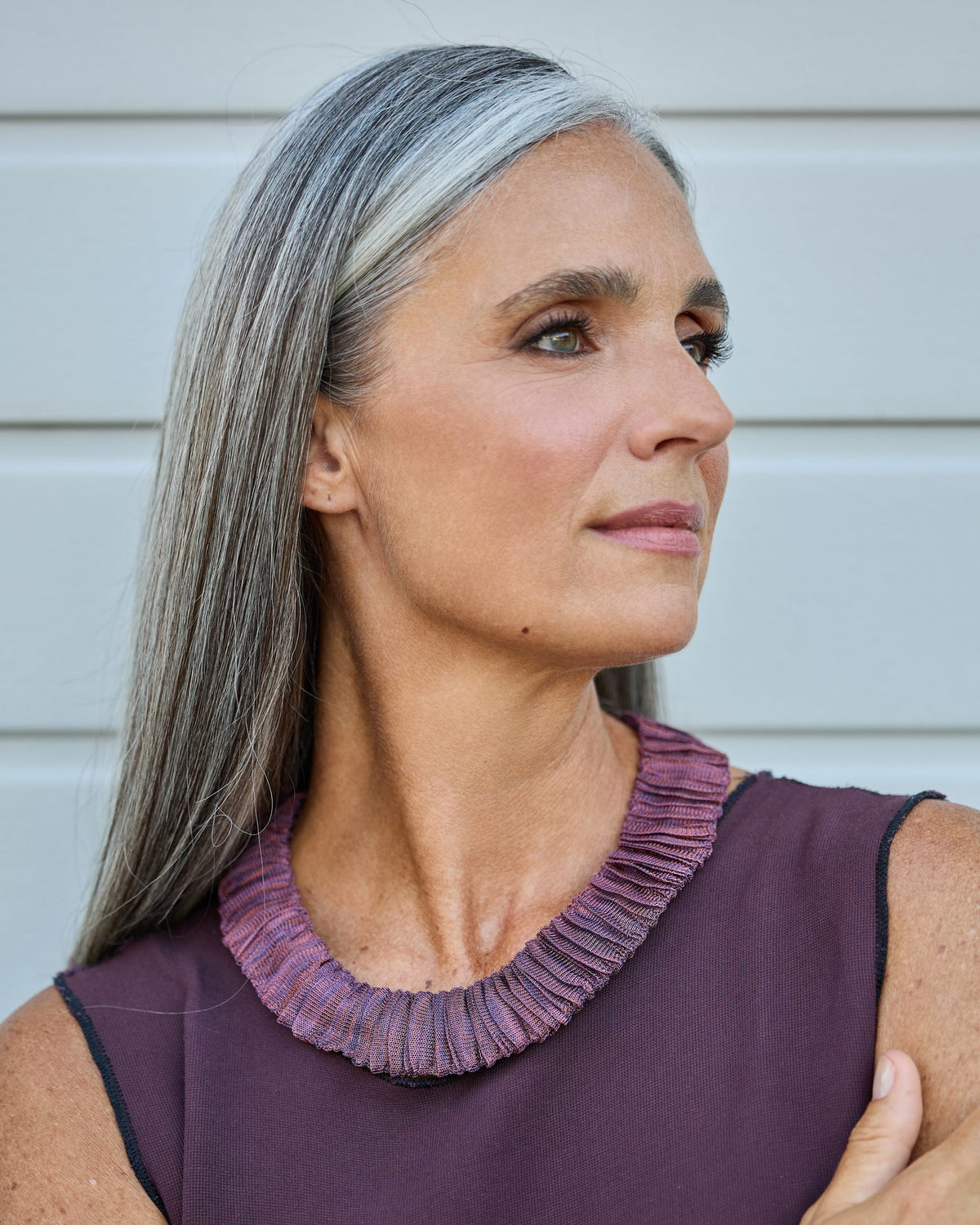 Woman wearing Sintesi Necklace