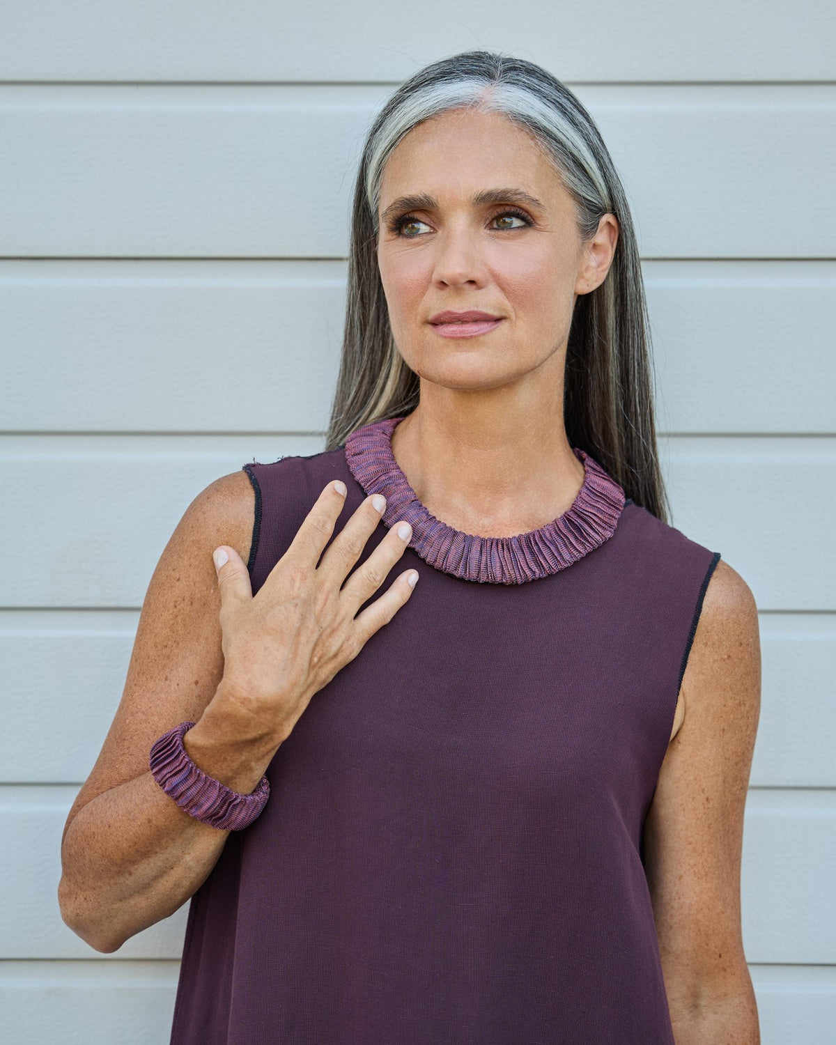 Woman wearing Sintesi Necklace