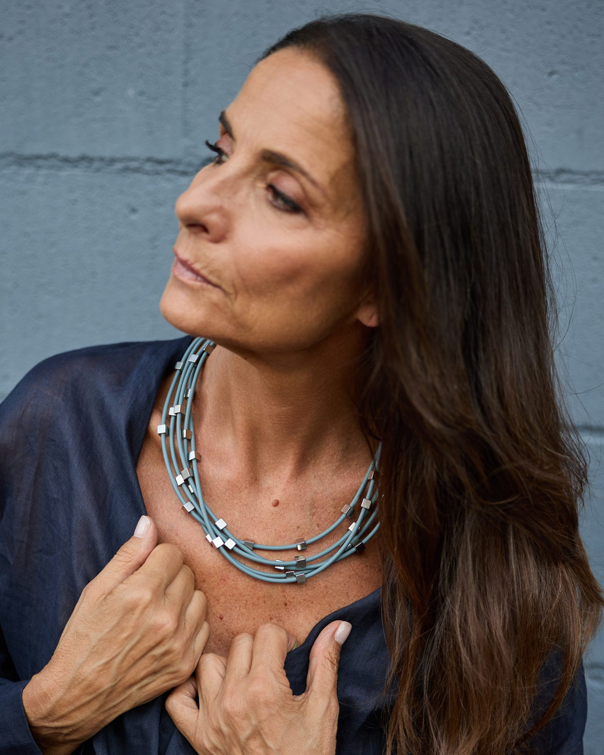 Collana Sirio fumo pastello indossata, più fili sul collo