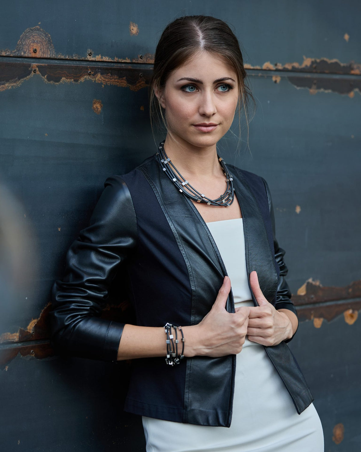 Woman wearing Sirio Necklace