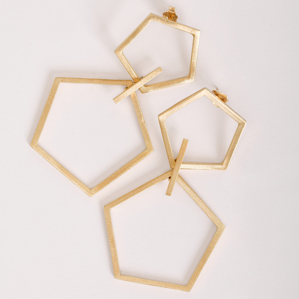 Orecchini Sisters Oro in argento 925, su fondo chiaro