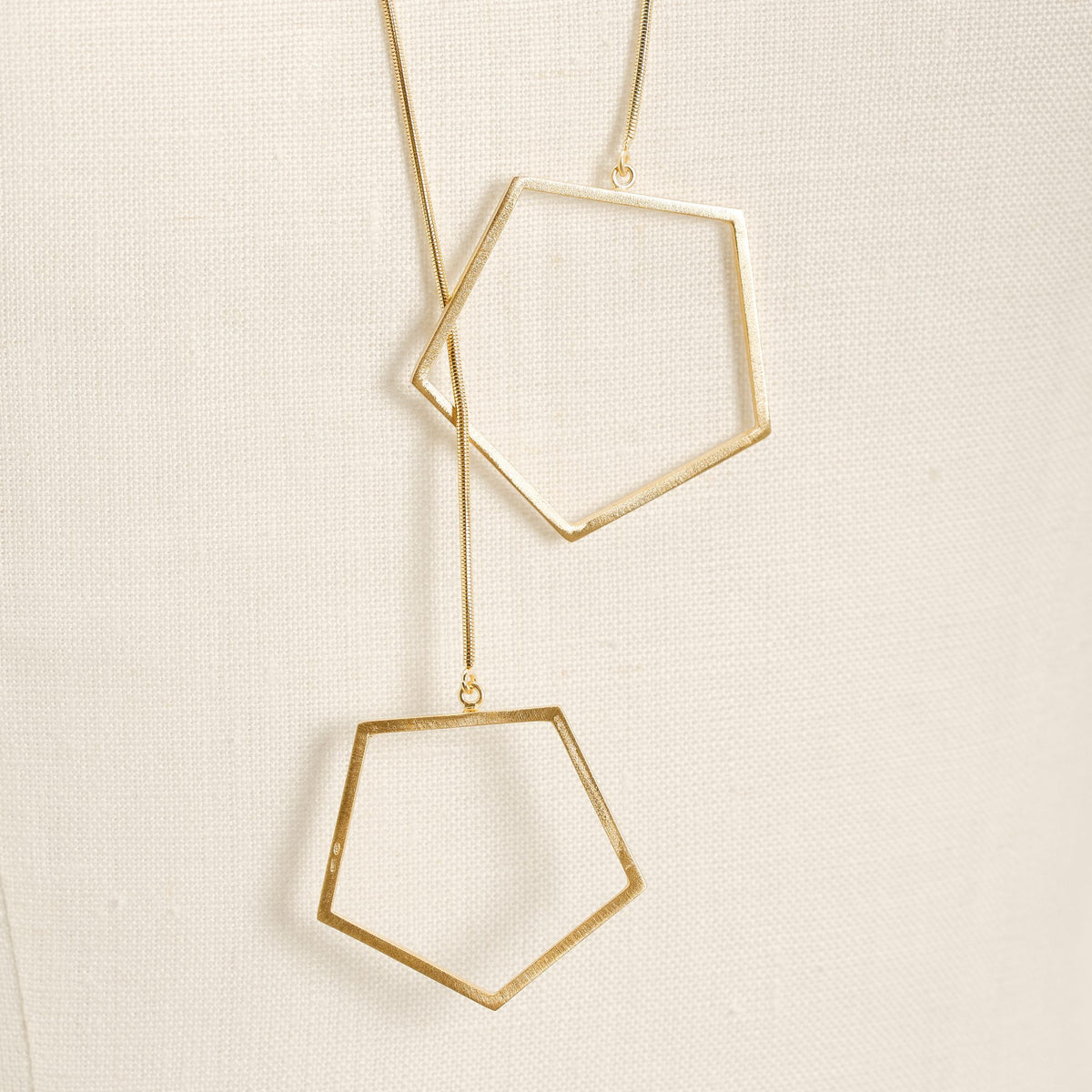 Collana Sisters Oro in argento 925, dettaglio ravvicinato su fondo chiaro