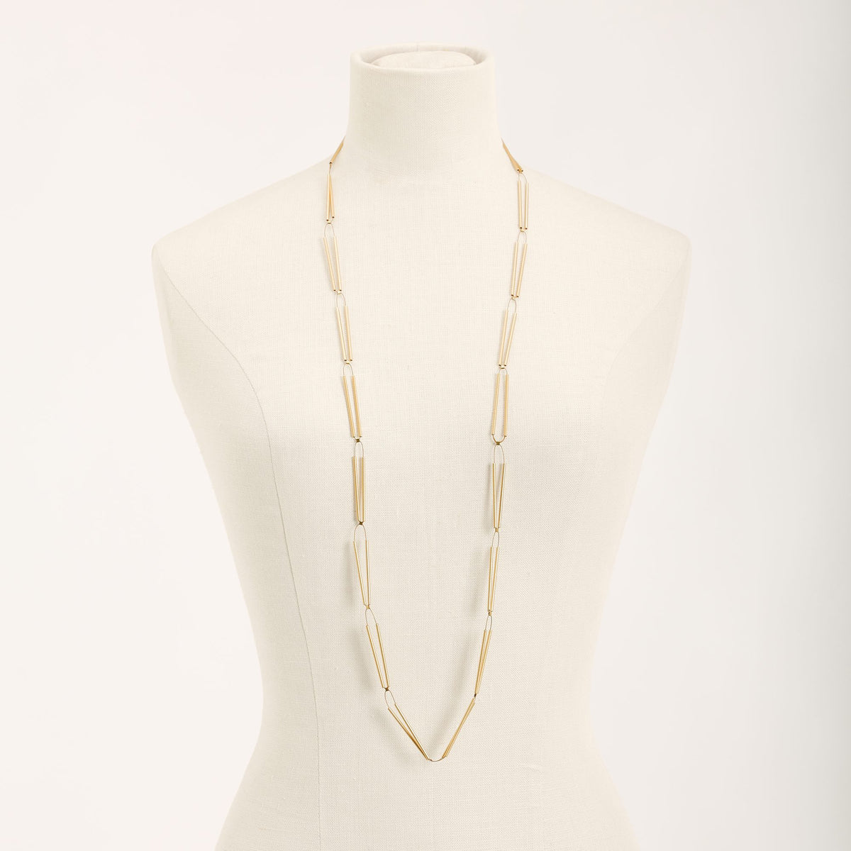 Collana Spiga Mini Lunga Oro in ottone e acciaio dorato, su fondo chiaro