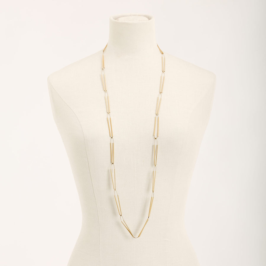 Collana Spiga Mini Lunga Oro in ottone e acciaio dorato, su fondo chiaro