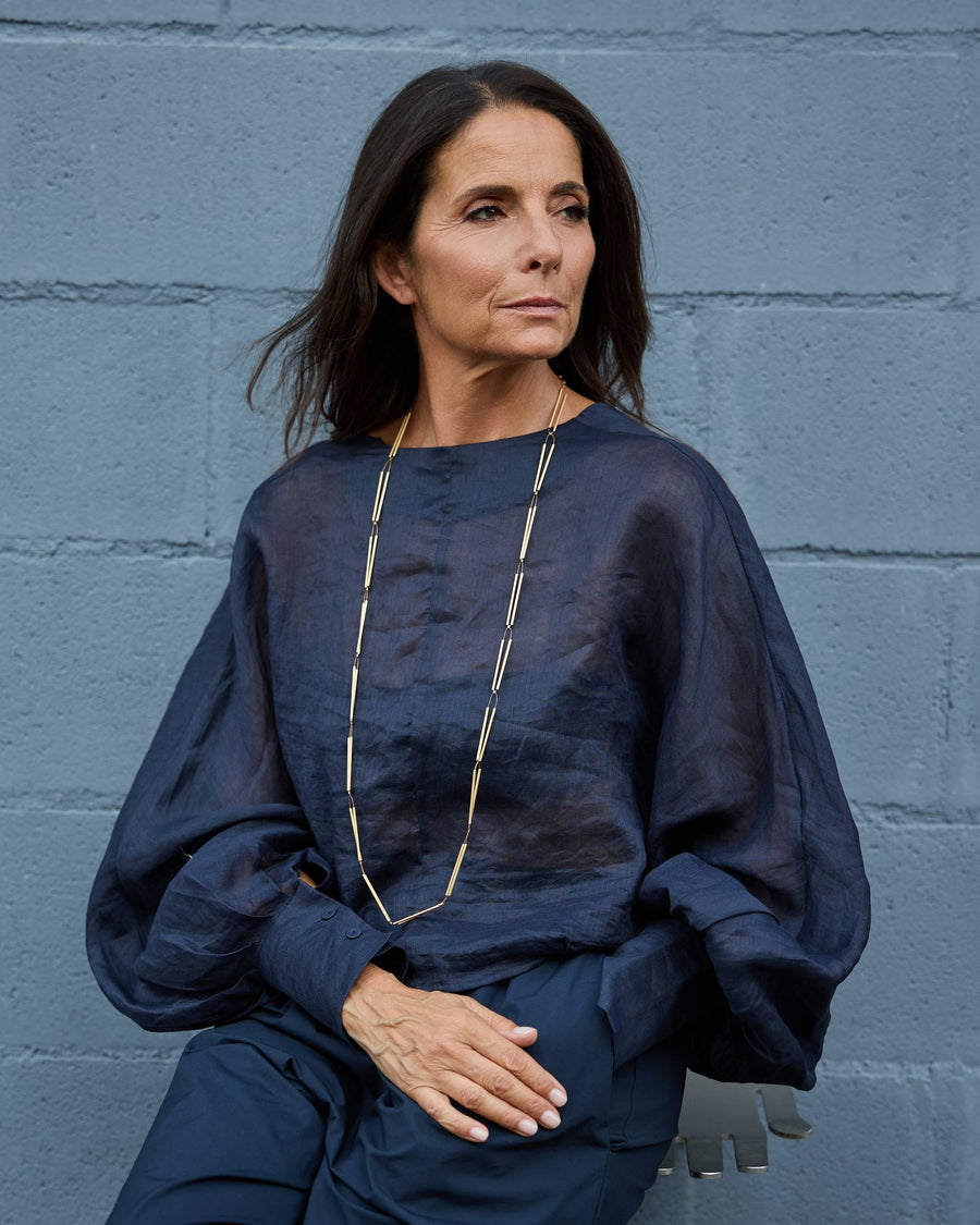 Collana Spiga Mini Lunga Oro in ottone e acciaio dorato, indossata