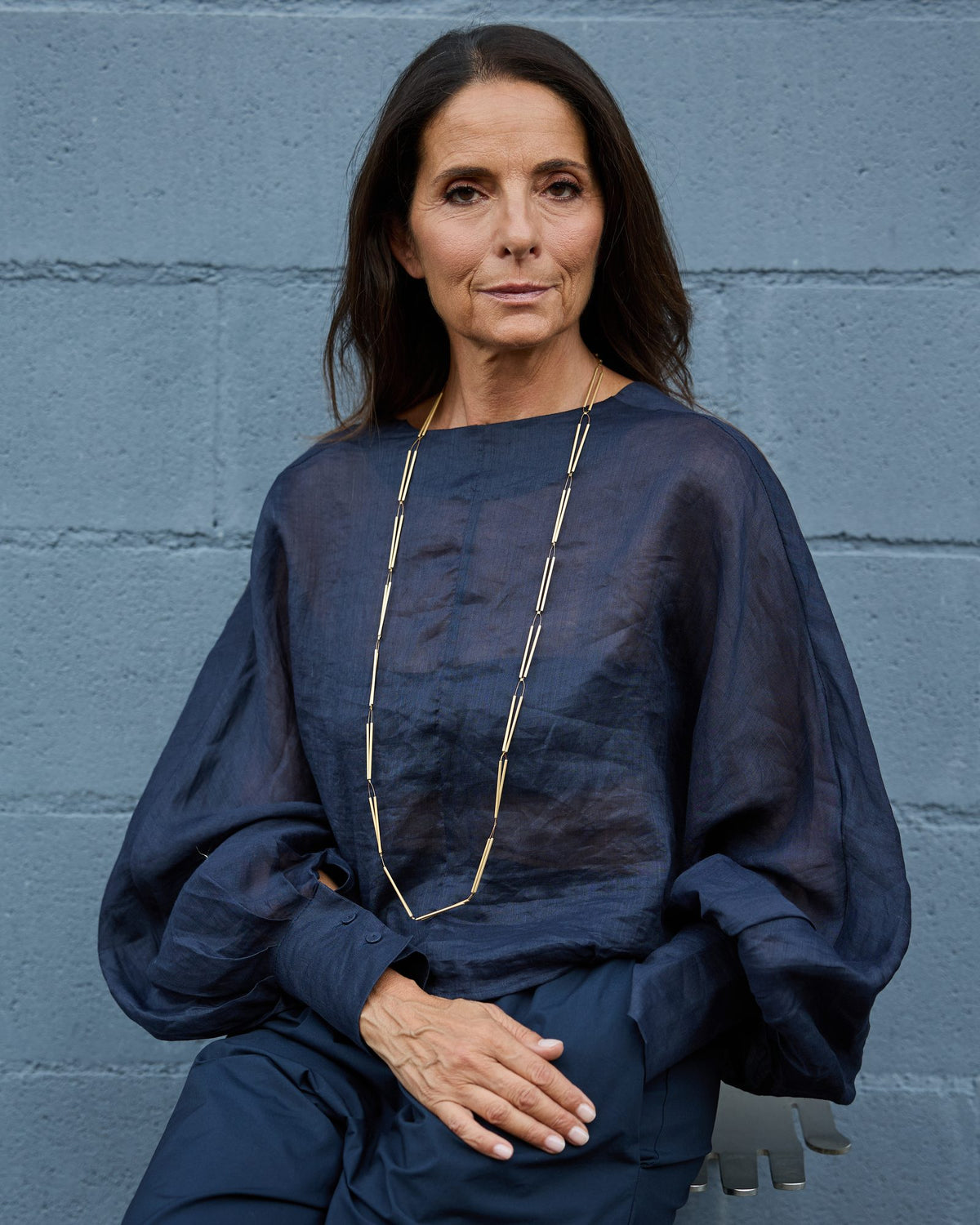 Collana Spiga Mini Lunga Oro in ottone e acciaio dorato, indossata