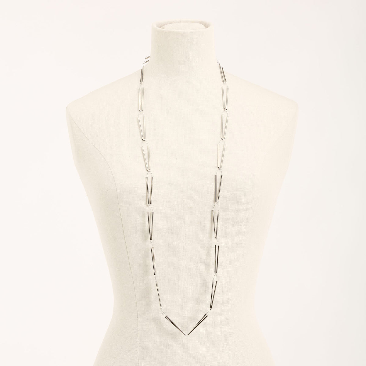 Collana Spiga Mini Lunga Rodio in ottone rodiato e acciaio, su fondo chiaro