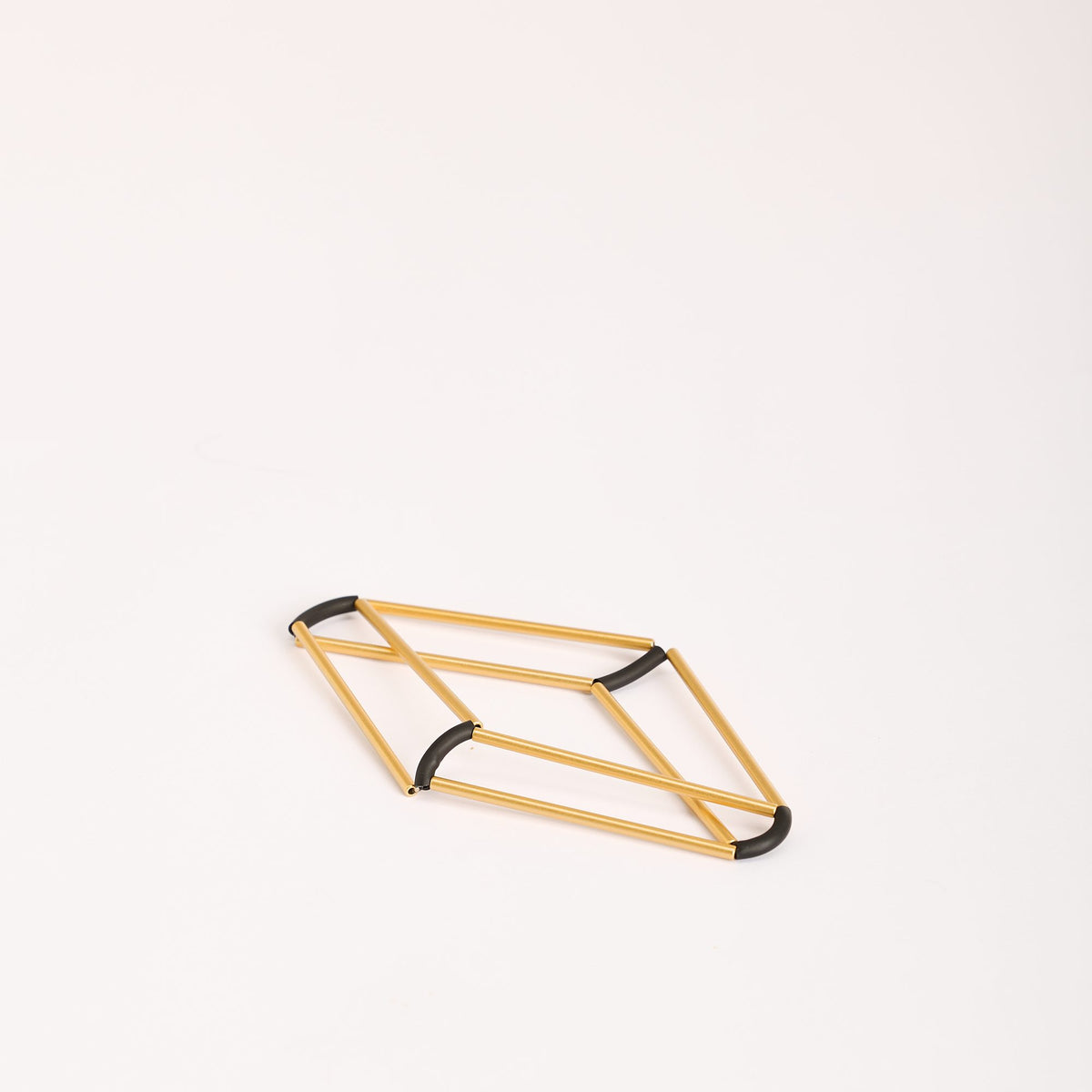 Bracciale Teorema Oro in ottone dorato, variante nero, su fondo bianco