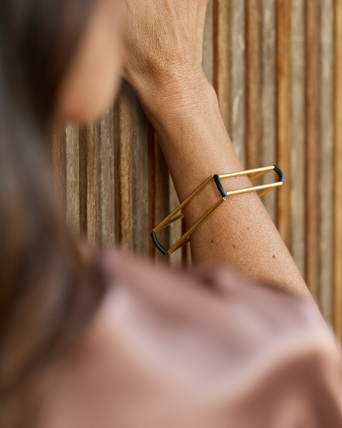 Bracciale Teorema Oro in ottone dorato, variante nero, indossato