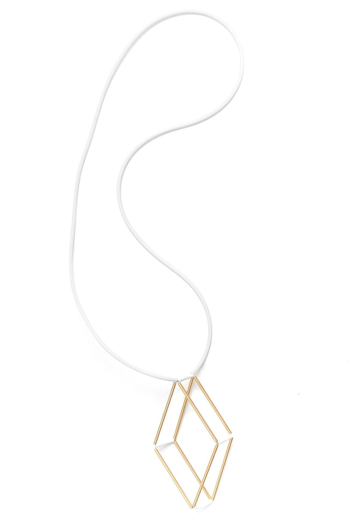 Collana Teorema Oro in ottone dorato e caucciù, variante bianco, su fondo bianco