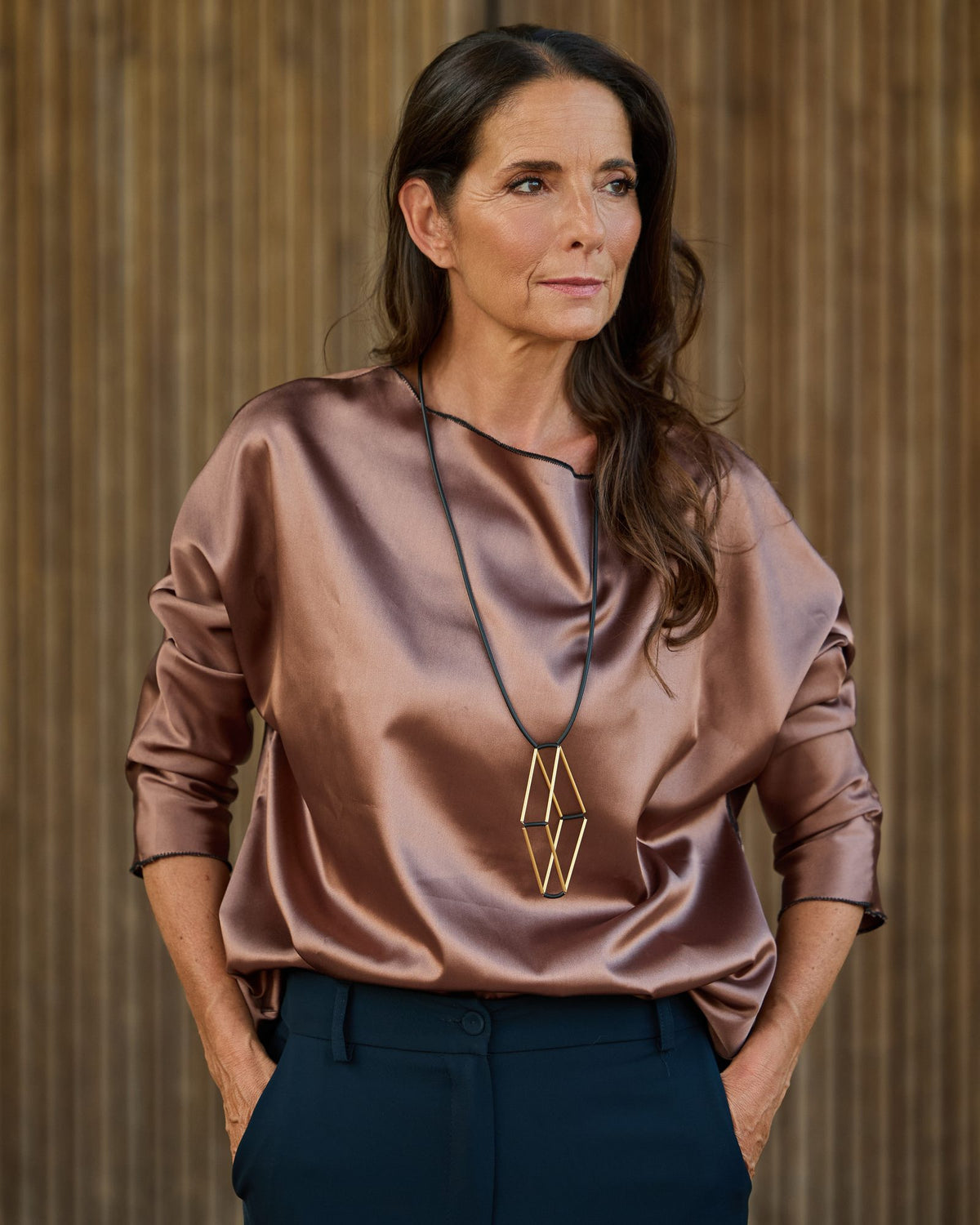 Collana Teorema Oro in ottone dorato e caucciù, variante nero, indossata