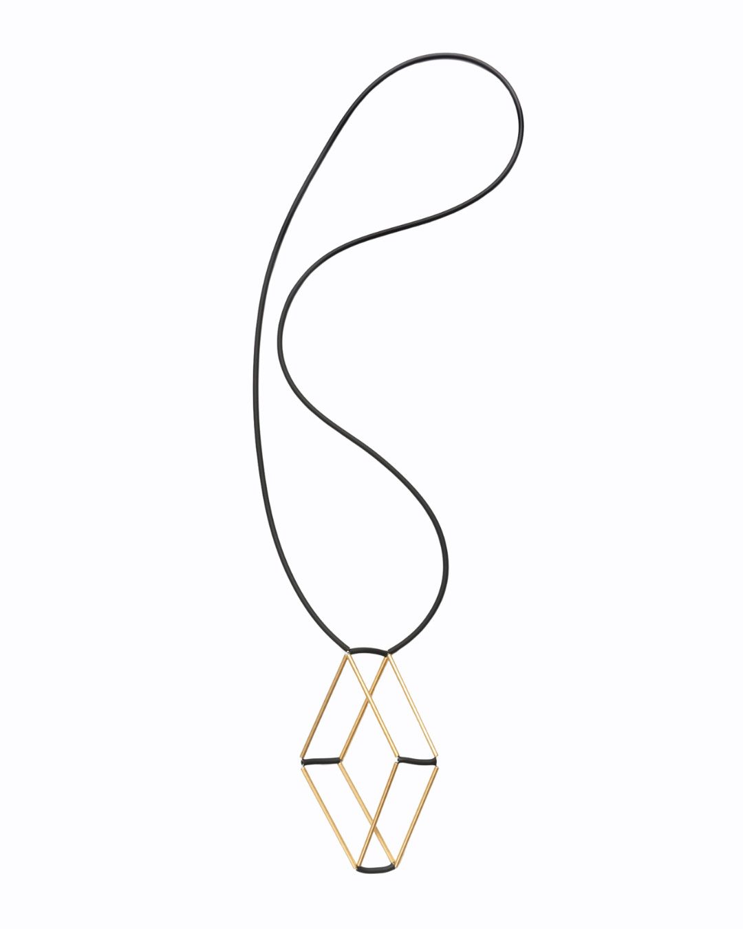 Collana Teorema Oro in ottone dorato e caucciù, variante nero, su fondo bianco
